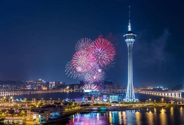 2035年，澳门新篇章的璀璨夜幕