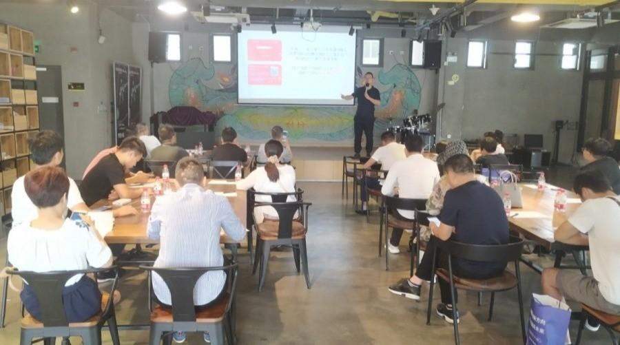 凤凰网论坛，网络时代的思想交流平台